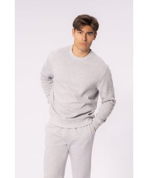 Mejora tu guardarropa con nuestro Essential Crewneck en Grey Melange: el equilibrio perfecto entre estilo casual y diseño refinado. Con su ajuste clásico y sus materiales de primera calidad, esta sudadera está destinada a convertirse en su nueva favorita.
Confeccionado con una mezcla cuidadosamente seleccionada de 60 % algodón y 40 % poliéster, el Essential Crewneck ofrece la combinación óptima de comodidad y durabilidad. El color gris melange le da un aspecto sofisticado que se mantiene hermoso lavado tras lavado.