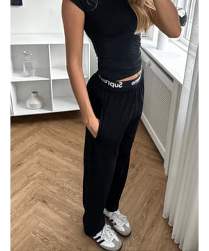 Freuen Sie sich auf ein unvergleichliches Komforterlebnis mit unserer Original-Jogginghose – Schwarz, maßgeschneidert für Damen von TeeShoppen. Diese Jogginghose vereint höchste Qualität mit zeitlosem Design und ist damit die ideale Wahl für jede Aktivität, von lässigen Tagen zu Hause bis hin zu trendigen Streetstyle-Looks.