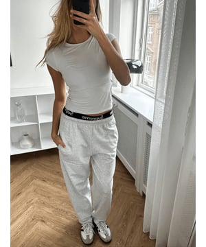 Entdecken Sie ultimativen Komfort und Style mit unserer Original Sweatpants – Hellgrau, speziell für Frauen, die Wert auf Qualität und Ästhetik legen. Diese Hose wurde sorgfältig gefertigt und bietet die perfekte Balance zwischen lässiger Eleganz und unvergleichlichem Komfort. Dank des weichen, atmungsaktiven Materials und der verstellbaren Taille werden Sie sie den ganzen Tag lang tragen. Die schmeichelhafte Passform und das stylische Design machen sie perfekt für jeden Anlass, egal ob entspannt zu Hause oder beim Stadtbummel. Erleben Sie Bewegungsfreiheit und zeitlosen Style mit der Original Sweatpants – Hellgrau für Damen von TeeShoppen.