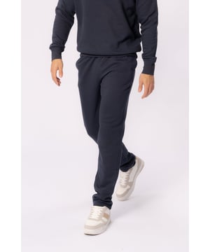 Essential Jogginghosen – Navy sind ein Muss in der Garderobe eines jeden Mannes. Diese Jogginghose ist mit einer perfekten Mischung aus Komfort und Stil gefertigt und bietet eine moderne Passform und eine tiefe Marinefarbe, die zu jedem Outfit passt. Egal, ob Sie zu Hause oder unterwegs faulenzen, ihr weicher Stoff sorgt den ganzen Tag über für maximalen Komfort. Harmonisieren Sie Ihren Casual-Look mit dieser unverzichtbaren Jogginghose von TeeShoppen und erleben Sie eine unschlagbare Kombination aus Qualität und Design. Diese Jogginghose eignet sich sowohl für das Training als auch für Freizeittage und ist eine vielseitige Ergänzung Ihrer Sportbekleidungskollektion. Werten Sie Ihre Grundgarderobe mit diesem atemberaubenden Paar auf, das Funktionalität und Mode mühelos vereint.