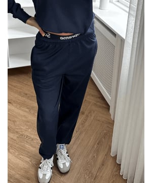 Die Original-Jogginghose von TeeShoppen in Marineblau bietet eine perfekte Kombination aus zeitlosem Stil und unschlagbarem Komfort. Diese Jogginghose wurde speziell für Frauen entwickelt, die sowohl Wert auf Stil als auch auf Funktionalität legen. Mit ihrem klassischen Look und der bequemen Passform sind die Original Jogginghosen die ideale Wahl für jeden Anlass. Aus hochwertigem und strapazierfähigem Material gefertigt, gewährleistet diese Jogginghose eine lange Nutzungsdauer und maximalen Komfort.