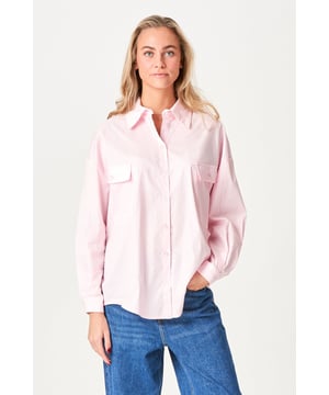 Experimenta una sensación increíble con la camisa oversize Clara en rosa, diseñada para mujeres que aman la comodidad y el estilo. Esta elegante camisa de nuestra colección ofrece un corte holgado, ideal tanto para ocasiones informales como formales. Diseñada con atención al detalle y confeccionada con materiales suaves y transpirables, la camisa oversize Clara garantiza la máxima comodidad durante todo el día. Su hermoso color rosa le da un toque de feminidad, mientras que sus tonos clásicos facilitan su combinación con diferentes atuendos. Gracias a su versatilidad, puedes crear innumerables looks, ya sea con vaqueros o falda. Elige la camisa oversize Clara para destacar en tu armario con una prenda atemporal que combina tendencia y tradición.