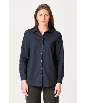 La camisa Ida - Azul marino es el complemento perfecto para tu guardarropa. Esta elegante camisa está diseñada para mujeres que buscan estilo y comodidad. La camisa Ida está confeccionada con una cómoda mezcla de 97 % algodón y 3 % elastano, lo que garantiza un ajuste natural y ceñido al cuerpo. El hermoso color azul marino hace que esta pieza sea clásica y atemporal, perfecta tanto para el trabajo como para el ocio.