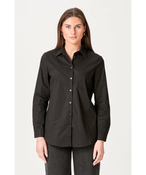 Experimenta la elegancia atemporal de la Camisa Ida en negro para mujer. Esta camisa combina un estilo moderno con la comodidad clásica, perfecta para los armarios del hogar y ocasiones formales. Confeccionado con una suave mezcla de 97 % algodón y 3 % elastano, ofrece un ajuste cómodo que se mueve contigo. Ya sea un día ajetreado en la oficina o un fin de semana relajado en casa, la camisa Ida en negro es el complemento perfecto para tu guardarropa que elevará tu estilo sin esfuerzo.