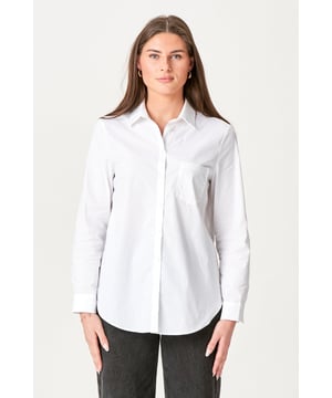 Erleben Sie Eleganz und Komfort mit dem Ida Shirt in Weiß. Das Hemd ist für die moderne Frau konzipiert, die Stil und Qualität schätzt. Aus 97 % Baumwolle und 3 % Elasthan gefertigt, bietet dieses Shirt eine perfekte Passform und Bewegungsfreiheit. Das Ida-Shirt ist ideal für jeden Anlass, vom Arbeitstag bis zum entspannten Wochenendausflug. Mit seiner zeitlosen weißen Farbe lässt es sich problemlos mit allem kombinieren, von Jeans bis hin zu formellen Röcken. Kaufen Sie jetzt eine Bekleidungsauswahl, die Finesse mit Funktionalität verbindet.