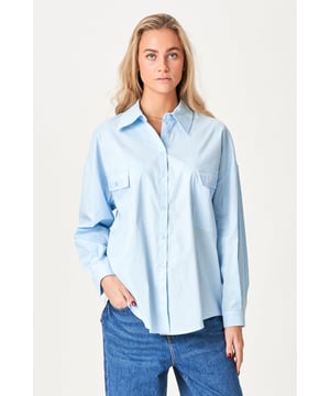 La camisa extragrande Clara en azul claro es perfecta para las mujeres modernas que prefieren un vestuario informal y elegante. Nuestra camisa de gran tamaño está diseñada pensando en la comodidad y la moda, lo que la hace ideal tanto para el uso diario como para ocasiones especiales. Confeccionada con un 97 % de algodón y un 3 % de elastano, esta camiseta suave y ligera proporciona la máxima comodidad y libertad de movimiento. Combina la camisa extragrande Clara con tus jeans o leggings favoritos para lograr un look elegante y sencillo que nunca pasa de moda. No te pierdas esta camisa versátil que añade un toque de elegancia a cualquier armario.