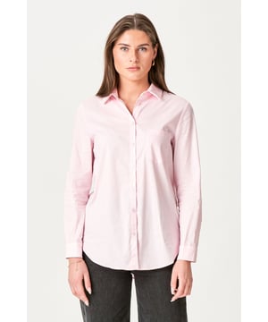 La camisa Ida en rosa es el complemento ideal para el guardarropa de cualquier mujer. Esta camisa bellamente diseñada es elegante y cómoda, lo que la hace perfecta tanto para el uso diario como para ocasiones especiales. La camiseta está confeccionada en 97% algodón y 3% elastano, lo que garantiza un ajuste suave y flexible que te brinda libertad de movimiento durante todo el día. La camisa Ida en rosa está creada para la mujer que quiere una camisa versátil y moderna que pueda combinarse de innumerables maneras. Ya sea que la uses sola en un cálido día de verano o como capa debajo de una chaqueta en los meses más fríos, esta camisa seguramente se convertirá en un elemento básico de tu guardarropa. En TeeShoppen, nos dedicamos a ofrecer productos de alta calidad, y con la camiseta Ida obtienes una camiseta que es atemporal y moderna al mismo tiempo.