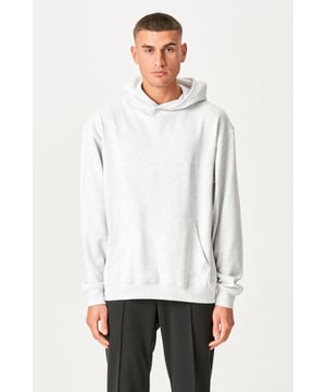 Deze stijlvolle asgrijze hoodie met trekkoord is de perfecte aanvulling op de garderobe van elke man. Deze zorgvuldig ontworpen hoodie biedt een minimalistische en moderne stijl die geschikt is voor alle gelegenheden. Zonder vervelende trekkoorden richt deze hoodie zich op comfort met een zachte binnenkant die de hele dag voor een comfortabele pasvorm zorgt. Het veelzijdige asgrijze ontwerp maakt het gemakkelijk te combineren met een verscheidenheid aan outfits, van casual tot semi-formeel. Gemaakt van een premium mix van katoen, polyester en viscose, krijg je een duurzaam en stijlvol kledingstuk. Ideaal voor onderweg of om thuis te ontspannen. Ervaar veel comfort en stijl met deze essentiële garderobeklassieker.
