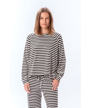 Entdecken Sie klassische Eleganz mit unserem gestreiften Langarm-Regular-Fit – Schwarz. Dieser zeitlose Stil wurde speziell für Frauen entwickelt und vereint Komfort und Stil. Perfekt für jeden Anlass, ob im Büro oder für einen entspannten Tagesausflug. Hergestellt aus hochwertigen Materialien sorgt es den ganzen Tag über für ein angenehmes Tragegefühl. Ergänzen Sie Ihre Garderobe um diese vielseitige, stilvolle Bluse und erleben Sie das zeitlose Design, das nie aus der Mode kommt.