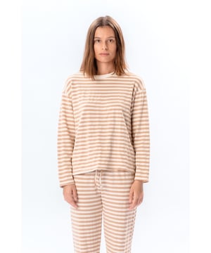 Unser elegantes und vielseitiges gestreiftes Hemd in Beige ist die ideale Wahl für Frauen, die ihrer Garderobe einen Hauch von modernem Stil verleihen möchten. Dieses mit Präzision gefertigte Hemd bietet eine bequeme Passform, die zu jeder Körperform passt. Die luxuriöse Stoffmischung aus Polyester, Baumwolle, Viskose und Elastan sorgt für Strapazierfähigkeit und Komfort, während die dezenten Streifen für eine anspruchsvolle Ästhetik sorgen. Ob für einen lässigen Tag im Büro oder einen Abend mit Freunden, mit diesem Hemd sehen Sie immer großartig aus und fühlen sich auch so. Wählen Sie unser gestreiftes Hemd für einen zeitlosen und trendigen Look.