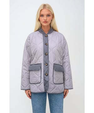 Chaqueta acolchada en bloque - Gris es la chaqueta perfecta para las mujeres que buscan comodidad y estilo. Esta chaqueta está diseñada para mantenerte abrigado y a la moda en tu vida diaria. Los paneles acolchados dan un aspecto único que destaca de las chaquetas normales. Te encantará cómo combina con cualquier conjunto, lo que hace que lucir bien con el mínimo esfuerzo sea fácil. Perfecto para esos días fríos en la ciudad o fines de semana relajados. Con esta chaqueta podrás expresar fácilmente tu estilo mientras te mantienes alejado del frío.