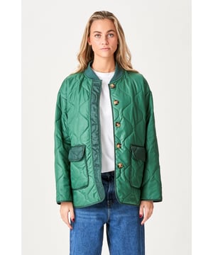 Experimente lo último en estilo y funcionalidad con la chaqueta acolchada Block - Verde, diseñada para mujeres, esta chaqueta es perfecta para cualquier ocasión. Su diseño acolchado no sólo ofrece calidez sino también una estética moderna. Fabricada con materiales de alta calidad, esta chaqueta ofrece una durabilidad duradera.