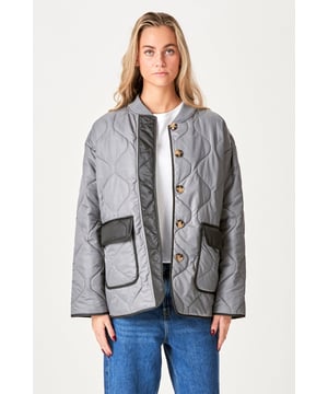 Descubra estilo y funcionalidad con nuestra impresionante 'Chaqueta acolchada en bloque - Gris/Negro' para mujer. Esta chaqueta es perfecta para mantenerte abrigado y a la moda al mismo tiempo. Con su diseño moderno y su ajuste cómodo, completa cualquier conjunto. Está fabricado con materiales de calidad que garantizan un uso duradero y una sensación de lujo. Ya sea que vayas a trabajar o salir por la noche, esta chaqueta es imprescindible en tu guardarropa. Mejora tu estilo hoy con la 'Chaqueta acolchada en bloque - Negra'.