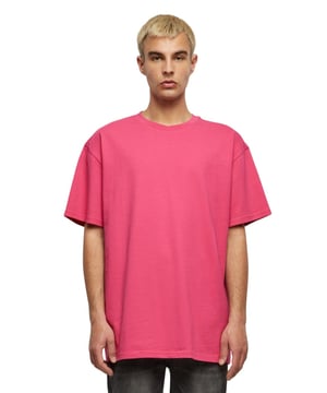 Descubre comodidad y estilo con nuestra camiseta Heavy Oversize en el clásico color Hibiskus Pink. Esta camiseta holgada para hombre está diseñada con el objetivo de combinar moda y funcionalidad. Es perfecto tanto para el día a día como para el tiempo libre, ya que ofrece la máxima comodidad sin comprometer el estilo. La camiseta está confeccionada 100% en algodón, lo que garantiza una calidad suave y duradera. El corte extragrande proporciona un ajuste relajado y moderno que es perfecto para cualquier reunión informal. Integre esta camiseta en su guardarropa para una declaración de moda inevitable. Elige calidad y estilo con esta camiseta, creada para hombres que quieren destacar con un color atrevido y un corte moderno.