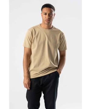 Ontdek ons ​​Regular T-shirt in Beige, ontworpen voor mannen die op zoek zijn naar zowel comfort als stijl. Gemaakt van hoogwaardige materialen die duurzaamheid en zachtheid garanderen. Dit veelzijdige T-shirt kan gemakkelijk in elke garderobe worden geïntegreerd en is ideaal voor zowel alledaagse als casual gelegenheden. Kies voor comfort en tijdloze stijl met ons Regular T-shirt.