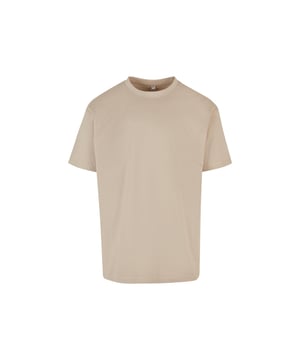 Explora nuestra camiseta Heavy Oversize en Wet Sand, diseñada específicamente para hombres que valoran tanto el estilo como la comodidad. Esta camiseta ofrece un ajuste relajado y una sensación de lujo, perfecta para un uso diario moderno o para noches informales con amigos. Con su duradero tejido 100% algodón, esta pieza garantiza calidad y comodidad duraderas, para que puedas usarla una y otra vez sin preocupaciones. Regálate un elemento elegante y atemporal para tu guardarropa con nuestra camiseta Heavy Oversize, que combina funcionalidad con estética moderna. Da un paso hacia la combinación perfecta de moda y comodidad en una sola camiseta.