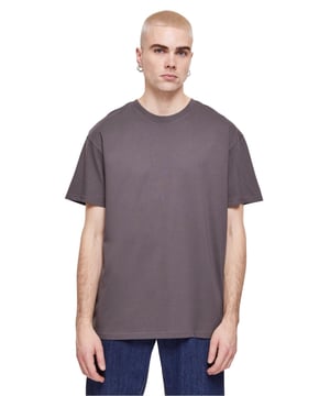 Experimenta una comodidad única en su clase con nuestra camiseta Heavy Oversize en Magnet, diseñada especialmente para hombres. Esta camiseta combina estilo y funcionalidad y ofrece un ajuste holgado que garantiza comodidad diaria. Con su gran calidad y su aspecto clásico, es perfecto tanto para ocasiones informales como para ocasiones más elegantes. La falta de una etiqueta en el frente facilita la personalización según su estilo único. Da el paso hacia un guardarropa que hable tanto de comodidad como de moda.
