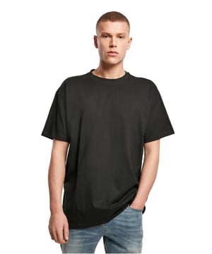 Experimenta comodidad y estilo con esta camiseta Heavy Oversize para hombre. La camiseta está confeccionada 100% algodón, lo que garantiza suavidad y durabilidad. Esta camiseta negra es perfecta para realzar un estilo informal y moderno sin renunciar a la calidad. Su corte extragrande lo hace ideal para cualquier ocasión y resalta tu estilo personal. Ya sea que estés en la calle o en un día relajado en casa, esta camiseta te brinda la libertad que necesitas, mientras que su diseño atemporal garantiza que siempre luzcas bien.