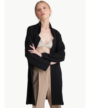 Langarm-Saisonjacke aus Scuba-Stoff mit Hemdkragen.

Material: Hergestellt aus 100 % Polyestergewebe.

Produktabmessungen der Größe S;

-Armlänge 44,5 cm

-Länge und Breite von Schulter zu Schulter beträgt 65 cm

-Höhe 93 cm