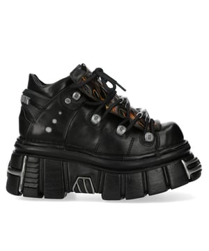 Ontketen een vurige attitude met de New Rock M-106N-C86 enkellaarsjes uit de Metallic Collection. Deze op maat gemaakte laarzen combineren gothic en punk esthetiek met de kenmerkende metallic kracht van New Rock en zijn voorzien van opvallende vlamaccenten op echt rundleer. De hoge platformzool, gecombineerd met een hak van 8 cm en een platform van 6 cm, zorgt voor een dramatische hoogte en een krachtige uitstraling. Met de klassieke vetersluiting en een compacte schacht van 10 cm is deze unisex stijl gemaakt voor onverschrokken expressie. Belangrijkste kenmerken: Materiaal (buitenkant): Rundleer Materiaal (binnenkant): Synthetisch Hakhoogte: 8 cm Platformhoogte: 6 cm Zoolmateriaal: PU Ultra Sluiting: Veters (koord) Schachthoogte: 10 cm Stijl: Gothic, Heavy, Punk, Rock Ontwerp: Unisex (geschikt voor alle geslachten)