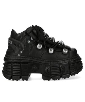 Til je streetstyle naar een hoger niveau met de New Rock M-OVERZ106B-C1 laarzen uit de Wall Collection. Deze op maat gemaakte enkellaarsjes, gemaakt van echt zwart rundleer met een premium kalfsleren voering, combineren een stoere rock-attitude met urban design. Met een opvallende platte zool met een hak van 10 cm en een plateau van 8 cm bieden ze een dramatische lift en een opvallende aanwezigheid. De vetersluiting en duurzame PU Ultra-zool – gelijmd en genaaid voor extra stevigheid – maken deze laarzen een krachtige uiting van alternatieve mode. Belangrijkste kenmerken: Materiaal (buitenkant): Rundleer Materiaal (binnenkant): Kalfsleer Hakhoogte: 10 cm Plateauhoogte: 8 cm Zoolmateriaal: PU Ultra Sluiting: Veters (koord) Schachthoogte: 12 cm Stijl: Urban, Heavy, Rock Ontwerp: Unisex (geschikt voor alle geslachten) Beschikbaarheid: Op maat gemaakt