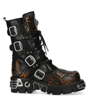 Sube la temperatura con las botas New Rock M-591-C58 de la Colección Metallic. Confeccionadas en piel de vacuno negra de primera calidad con llamativos detalles de llamas, estas botas combinan influencias góticas, punk y rock con una intensidad inigualable. El forro interior sintético ofrece comodidad, mientras que la resistente suela de caucho natural proporciona durabilidad. Con un tacón de 6 cm y una plataforma de 3 cm, además de cierres de cordones, cremallera y hebilla, ofrecen un ajuste seguro y una presencia audaz. Un diseño unisex listo para usar, ideal para quienes se atreven con la moda. Características principales: Material (exterior): Piel de vacuno. Material (interior): Sintético. Altura del tacón: 6 cm. Altura de la plataforma: 3 cm. Material de la suela: Caucho natural. Cierre: Cordones (cordón), cremallera lateral, hebillas. Altura de la caña: 23 cm. Ancho de la pantorrilla: 38 cm. Estilo: Gótico, Heavy, Punk, Rock. Diseño: Unisex (apta para todos los géneros).