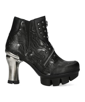 Boldly futuristic with a punk soul — the New Rock M-NEOPUNK001-C19 ankle boots from the Neotrail Collection push boundaries with every step. Crafted from a mix of elastic fabric and genuine cowhide leather, these custom-made boots deliver an urban-edge look with gothic and rock-inspired flair. Featuring a striking 11 cm heel and 3 cm platform, they elevate your stance with confidence and power. The elastic and zipper closure offers a snug, easy fit, while the lightweight TPU sole ensures durability and comfort. Designed for modern rebels with a taste for alternative style.

Key Features:
Material (Outer): Cowhide Leather & Elastic
Material (Inner): Synthetic
Heel Height: 11 cm
Platform Height: 3 cm
Sole Material: TPU
Fastening: Elastic + Zipper
Shaft Height: 10 cm
Calf Width: 25 cm
Style: Gothic, Heavy, Punk, Rock, Urban