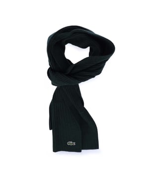 Lacoste Ribbed Rectangular Wool Scarf. Thanks to its classic design and its comforting warmth, this scarf will be your best ally to face the winter cold.- Wool Rib 2*2.- 3cm green crocodile. Material: 100% Wool. Ref: RE2217YZP.