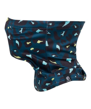 Dare 2b Juniors Frequent Neck Gaitor. Made from recycled warm-backed stretch fabric, this neck gaiter provides exceptional warmth and flexibility for kids. It features a chemical-free antibacterial odour control treatment, ensuring long-lasting freshness and comfort. Reflective print details enhance visibility in low-light conditions. Perfect for all of their adventures. Material: 95% Polyester (Recycled), 5% Elastane. Ref: DKC3353B5.