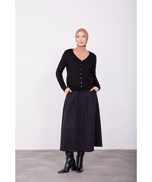 Armine, een merk dat opvalt door haar elegante design en hoogwaardige afwerking, biedt speciale collecties die de stijl van elke vrouw weerspiegelen. De producten van Armine combineren elegantie en comfort en zijn ontworpen volgens de behoeften van de moderne vrouw. De producten bieden een lange levensduur dankzij de selectie van hoogwaardige stoffen en zorgvuldige stiksels en passen zich aan elke stijl aan dankzij het brede scala aan kleuren en modellen. Door klassieke en moderne kledinglijnen te combineren, biedt Armine u de mogelijkheid om uw elegantie te completeren in het dagelijkse leven, het zakenleven of op speciale uitnodigingen. Elk Armine kledingstuk benadrukt zowel esthetiek als functionaliteit door mode te interpreteren met een tijdloos begrip.