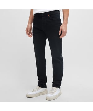 Men's Boss Taber BC Slim-Fit Jeans. These mid-rise jeans by BOSS Menswear are crafted in denim blended with a generous amount of stretch for flexibility and lasting shape retention.- Regular rise.- Button closure.- Pockets bottom front: Side pockets.- Tapered leg.- Pockets bottom back: Patch pocket.- Standard length. Material: 94% Cotton, 5% Polyester, 1% Elastane. Ref: 50495109018.
