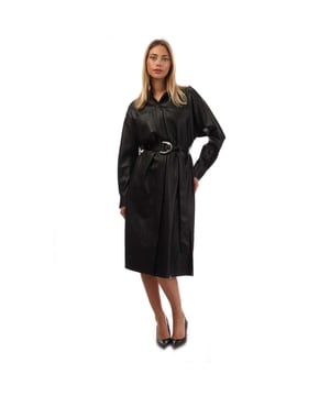 Damesjurk Boss Delexa. Een trendy overhemdjurk van BOSS Womenswear. Deze jurk met lange mouwen is gemaakt van geperforeerde synthetische gecoate stof en heeft zijsplitten en een riem in de taille. Dit opvallende ontwerp valt op de knie voor een eigentijds silhouet.- Normale pasvorm.- Puntkraag.- Sluiting met riem.- Lange mouwen.- Manchetten met knoop.- Opgestikte borstzakken.- Zakken met zijsplit.- Pasvorm ruglengte: 115cm.- Hoofdmateriaal: 100% Polyester; Voering: 100% Polyester. Machinewasbaar. Ref: 50505962001.