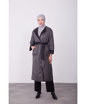 Armine, een merk dat opvalt door haar elegante design en hoogwaardige afwerking, biedt speciale collecties die de stijl van elke vrouw weerspiegelen. De producten van Armine combineren elegantie en comfort en zijn ontworpen volgens de behoeften van de moderne vrouw. De producten bieden een lange levensduur dankzij de selectie van hoogwaardige stoffen en zorgvuldige stiksels en passen zich aan elke stijl aan dankzij het brede scala aan kleuren en modellen. Door klassieke en moderne kledinglijnen te combineren, biedt Armine u de mogelijkheid om uw elegantie te completeren in het dagelijkse leven, het zakenleven of op speciale uitnodigingen. Elk Armine kledingstuk benadrukt zowel esthetiek als functionaliteit door mode te interpreteren met een tijdloos begrip.