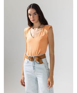 Ärmelloser Body mit V-Ausschnitt und gepolsterten Schultern.

Material: Hergestellt aus Stoff mit 95 % Polyester und 5 % Elasthan.

Maße des Models: Sie trägt Größe S, ist 177 cm groß und hat die Maße 82/61/89 cm.