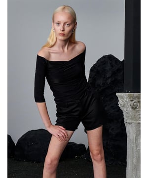 U-Boot-Ausschnitt, Dreiviertelärmel, flexibler und dünner Jersey-Strickkörper. Dieser abgerundete und leicht öffnende Kragenstil bietet einen klassischen und raffinierten Look und ist ein geeignetes Basisstück für verschiedene Outfit-Kombinationen. Er kann problemlos mit hochhackigen Schuhen oder Sneakers kombiniert werden, um einen stilvollen Stil zu kreieren, vom täglichen Tragen bis hin zu besonderen Anlässen, und Sie können ihn in besonderen Momenten oder bei Geschäftstreffen tragen, wenn Sie Eleganz hervorheben möchten.

Material: Hergestellt aus Stoff mit 95 % Polyester und 5 % Elasthan.

Maße des Models: Sie trägt Größe S, ist 179 cm groß und hat die Maße 88/65/92 cm.