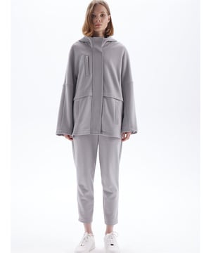 Material: Aus 100 % Polyestergewebe.

Maße des Models: Sie trägt Größe S, ist 177 cm groß und hat die Maße 77/62/91