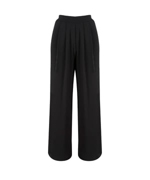 Die Faltendetails im oberen Teil der Hose sorgen für eine lebendige und leichte Atmosphäre. Diese Details bereichern das Design der Hose und sorgen für elegante Eleganz, während ihr fließender Schnitt den Komfort und die Bewegungsfreiheit erhöht. Außerdem verleiht es der Hose ein fließendes Aussehen. Es besteht aus einem gestrickten Stoff und bietet daher ein weiches, atmungsaktives und angenehmes Tragegefühl. Durch die Kombination mit schlichten Blusen oder T-Shirts können Sie einen lässigen Stil kreieren und in Kombination mit Schuhen mit hohen Absätzen betonen Sie das elegante Design der Hose und erhalten einen stilvollen Look auf Abendpartys oder besonderen Anlässen.

Material: Hergestellt aus Stoff mit 95 % Polyester und 5 % Elasthan.

Nebensaison