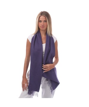 An impeccably crafted scarf by BOSS  designed in pure cashmere from Italy for a luxurious feel. Trimmed with fringing at each end.A BOSS logo adds a stamp of authenticity to this accessory.