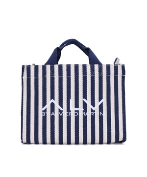 Bolso shopper para mujer. El cierre es con cremallera. Los bolsillos internos son dos con cremallera y dos abiertos. Los bolsillos externos están ausentes. La bandolera es ajustable y extraíble en tejido. El mango es de tela. Hay un compartimento interno. El material exterior es 100% nailon. Internamente es 100% Poliéster. Medidas: 32x24x14 cm. Producto de moda