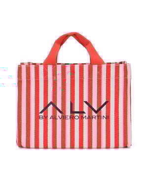 Bolso shopper para mujer. El cierre es con cremallera. Los bolsillos internos son dos con cremallera y dos abiertos. Los bolsillos externos están ausentes. La bandolera es ajustable y extraíble en tejido. El mango es de tela. Hay un compartimento interno. El material exterior es 100% nailon. Internamente es 100% Poliéster. Medidas: 32x24x14 cm. Producto de moda