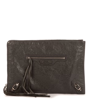 Balenciaga Bolsas Classic Zip Clutch  Bolsa en Gris Piel de becerro y Plata hardware. El producto está en en Excelentes Condiciones (A).
  Dimensiones: 30x23x10 cm 
  Accesorios incluidos: Dustbag
    
  BrandCo Paris encuentra artículos raros y en las mejores condiciones a precios increíbles. ¡Vale la pena tener paciencia! Compra con confianza: todos los artículos de BrandCo Paris son seleccionados y autenticados cuidadosamente por nuestro equipo de expertos.
  Todos los artículos vienen con un certificado de autenticidad y un embalaje entregado por BrandCo Paris.
  Tabla de clasificación de la condición del artículo
  N (como nuevo)
  AA (perfecto estado)
  A (excelente estado)
  AB (muy buen estado)
  B (bueno/regular)