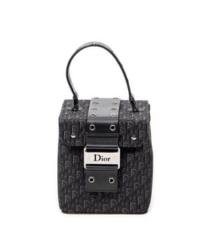 Dior Accesorios Street Chic Mini Vanity Case  Bolsa en Negro Lienzo y Plata hardware. El producto está en en Excelentes Condiciones (A).
  Dimensiones: 11x12.5x9 cm 
  Accesorios incluidos: None
    
  BrandCo Paris encuentra artículos raros y en las mejores condiciones a precios increíbles. ¡Vale la pena tener paciencia! Compra con confianza: todos los artículos de BrandCo Paris son seleccionados y autenticados cuidadosamente por nuestro equipo de expertos.
  Todos los artículos vienen con un certificado de autenticidad y un embalaje entregado por BrandCo Paris.
  Tabla de clasificación de la condición del artículo
  N (como nuevo)
  AA (perfecto estado)
  A (excelente estado)
  AB (muy buen estado)
  B (bueno/regular)