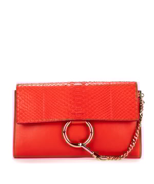 Chloe Bolsas Faye Clutch  Bolsa en Rojo Piel de becerro y Oro hardware. El producto está en en Excelentes Condiciones (A).
  Dimensiones: 28x17x3 cm 
  Accesorios incluidos: Dustbag
    
  BrandCo Paris encuentra artículos raros y en las mejores condiciones a precios increíbles. ¡Vale la pena tener paciencia! Compra con confianza: todos los artículos de BrandCo Paris son seleccionados y autenticados cuidadosamente por nuestro equipo de expertos.
  Todos los artículos vienen con un certificado de autenticidad y un embalaje entregado por BrandCo Paris.
  Tabla de clasificación de la condición del artículo
  N (como nuevo)
  AA (perfecto estado)
  A (excelente estado)
  AB (muy buen estado)
  B (bueno/regular)