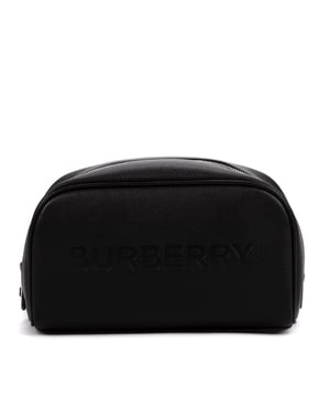 Burberry Accesorios Necessaire  Bolsa en Negro Piel de becerro y Plata hardware. El producto está en Como Nuevo (N).
  Dimensiones: 21x13x8 cm 
  Accesorios incluidos: Dustbag
    
  BrandCo Paris encuentra artículos raros y en las mejores condiciones a precios increíbles. ¡Vale la pena tener paciencia! Compra con confianza: todos los artículos de BrandCo Paris son seleccionados y autenticados cuidadosamente por nuestro equipo de expertos.
  Todos los artículos vienen con un certificado de autenticidad y un embalaje entregado por BrandCo Paris.
  Tabla de clasificación de la condición del artículo
  N (como nuevo)
  AA (perfecto estado)
  A (excelente estado)
  AB (muy buen estado)
  B (bueno/regular)