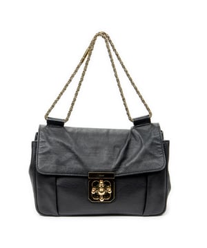 Chloé Bolsas Small Elsie  Bolso bandolera en Negro Piel de becerro y Oro hardware. El producto está en en Excelentes Condiciones (A).
  Dimensiones: 25x17x9 cm 
  Accesorios incluidos: None
    
  BrandCo Paris encuentra artículos raros y en las mejores condiciones a precios increíbles. ¡Vale la pena tener paciencia! Compra con confianza: todos los artículos de BrandCo Paris son seleccionados y autenticados cuidadosamente por nuestro equipo de expertos.
  Todos los artículos vienen con un certificado de autenticidad y un embalaje entregado por BrandCo Paris.
  Tabla de clasificación de la condición del artículo
  N (como nuevo)
  AA (perfecto estado)
  A (excelente estado)
  AB (muy buen estado)
  B (bueno/regular)