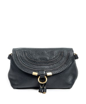 Chloé Bolsas Marcie Pochette Crossbody  Bolso bandolera en Negro Piel de becerro y Oro hardware. El producto está en en Excelentes Condiciones (A).
  Dimensiones: 18.5x13x8 cm 
  Accesorios incluidos: Strap
    Condición Notes: faint scuffs on bottom corners; slightly discolored snap button hardware
  BrandCo Paris encuentra artículos raros y en las mejores condiciones a precios increíbles. ¡Vale la pena tener paciencia! Compra con confianza: todos los artículos de BrandCo Paris son seleccionados y autenticados cuidadosamente por nuestro equipo de expertos.
  Todos los artículos vienen con un certificado de autenticidad y un embalaje entregado por BrandCo Paris.
  Tabla de clasificación de la condición del artículo
  N (como nuevo)
  AA (perfecto estado)
  A (excelente estado)
  AB (muy buen estado)
  B (bueno/regular)