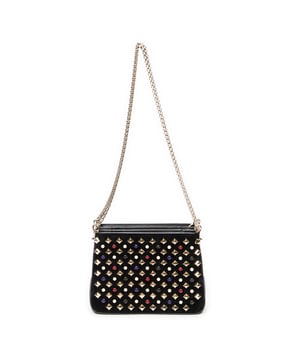 Louboutin Bolsas Small Pearl Studded Triloubi Chain  Bolso bandolera en Negro Piel de becerro y Oro hardware. El producto está en en Perfectas Condiciones (AA).
  Dimensiones: 20x14.5x8 cm 
  Accesorios incluidos: Dustbag; Box
    
  BrandCo Paris encuentra artículos raros y en las mejores condiciones a precios increíbles. ¡Vale la pena tener paciencia! Compra con confianza: todos los artículos de BrandCo Paris son seleccionados y autenticados cuidadosamente por nuestro equipo de expertos.
  Todos los artículos vienen con un certificado de autenticidad y un embalaje entregado por BrandCo Paris.
  Tabla de clasificación de la condición del artículo
  N (como nuevo)
  AA (perfecto estado)
  A (excelente estado)
  AB (muy buen estado)
  B (bueno/regular)