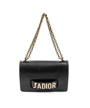Dior Bolsas J'Adior Chain Flap Bag  Bolso bandolera en Negro Piel de becerro y Oro hardware. El producto está en en Excelentes Condiciones (A).
  Dimensiones: 25x17x5 cm 
  Accesorios incluidos: dustbag
    Condición Notes: light scratches on exterior
  BrandCo Paris encuentra artículos raros y en las mejores condiciones a precios increíbles. ¡Vale la pena tener paciencia! Compra con confianza: todos los artículos de BrandCo Paris son seleccionados y autenticados cuidadosamente por nuestro equipo de expertos.
  Todos los artículos vienen con un certificado de autenticidad y un embalaje entregado por BrandCo Paris.
  Tabla de clasificación de la condición del artículo
  N (como nuevo)
  AA (perfecto estado)
  A (excelente estado)
  AB (muy buen estado)
  B (bueno/regular)