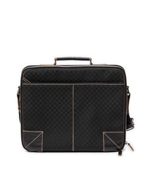 Celine Bolsas Vintage Briefcase  Bolso bandolera en Negro Lienzo y Plata hardware. El producto está en en Excelentes Condiciones (A).
  Dimensiones: 37x31x7 cm 
  Accesorios incluidos: 
    
  BrandCo Paris encuentra artículos raros y en las mejores condiciones a precios increíbles. ¡Vale la pena tener paciencia! Compra con confianza: todos los artículos de BrandCo Paris son seleccionados y autenticados cuidadosamente por nuestro equipo de expertos.
  Todos los artículos vienen con un certificado de autenticidad y un embalaje entregado por BrandCo Paris.
  Tabla de clasificación de la condición del artículo
  N (como nuevo)
  AA (perfecto estado)
  A (excelente estado)
  AB (muy buen estado)
  B (bueno/regular)