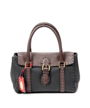 Fendi Bolsas Selleria Mini Linda  Bolso bandolera en Negro/Marrón/Rojo Piel de becerro y Oro hardware. El producto está en en Perfectas Condiciones (AA).
  Dimensiones: 22.5x17x11 cm 
  Accesorios incluidos: Dustbag; Tag Charm
    
  BrandCo Paris encuentra artículos raros y en las mejores condiciones a precios increíbles. ¡Vale la pena tener paciencia! Compra con confianza: todos los artículos de BrandCo Paris son seleccionados y autenticados cuidadosamente por nuestro equipo de expertos.
  Todos los artículos vienen con un certificado de autenticidad y un embalaje entregado por BrandCo Paris.
  Tabla de clasificación de la condición del artículo
  N (como nuevo)
  AA (perfecto estado)
  A (excelente estado)
  AB (muy buen estado)
  B (bueno/regular)